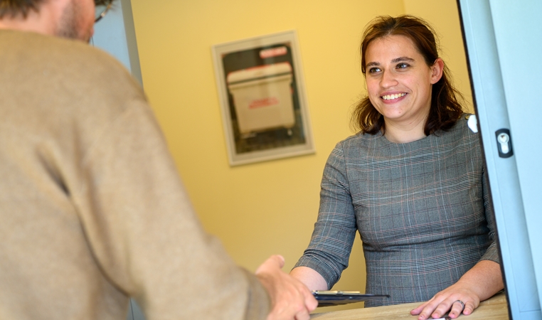 Nicky, Administratief medewerker